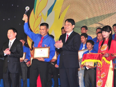 Anh Nguyễn Đắc Vinh dự lễ trao giải thưởng Lương Định Của