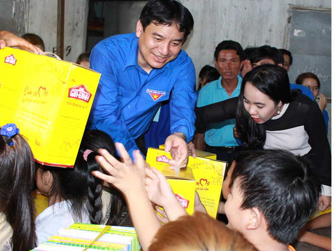 Bí thư thứ nhất BCH TƯ Đoàn Nguyễn Đắc Vinh thăm, tặng quà cho công nhân, trẻ em nghèo tỉnh Bình Dương