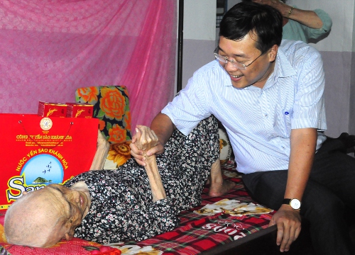 Thăm, tặng quà quân và dân tại huyện đảo Phú Quý, Bình Thuận