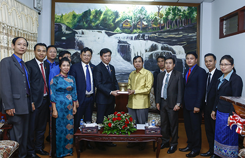 Đoàn đại biểu thanh niên Việt Nam thăm và làm việc tại tỉnh Sa la văn, Lào