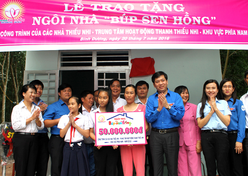 Trao tặng ngôi nhà “Búp sen hồng” cho đội viên tại huyện Phú Giáo, Bình Dương