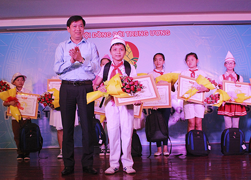 Thí sinh Nguyễn Đình Phong đoạt giải nhất Hội thi “Phụ trách sao giỏi” toàn quốc 2016
