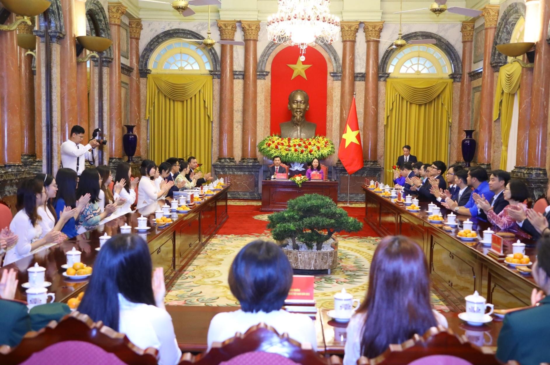 Phó Chủ tịch nước gặp mặt 20 tài năng trẻ xuất sắc và 20 nữ sinh KHCN tiêu biểu