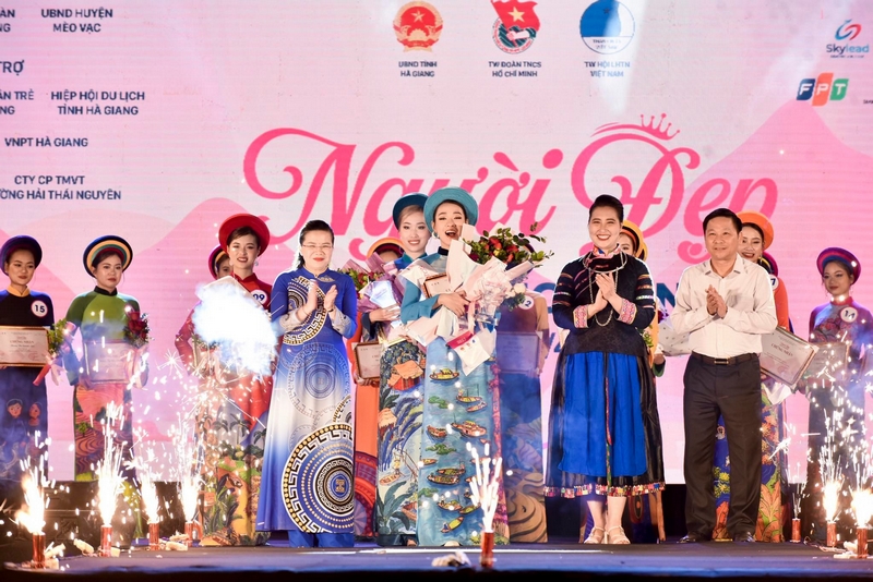 Tạ Thùy Trang đăng quang Hoa khôi “Người đẹp miền Cao nguyên đá” năm 2022