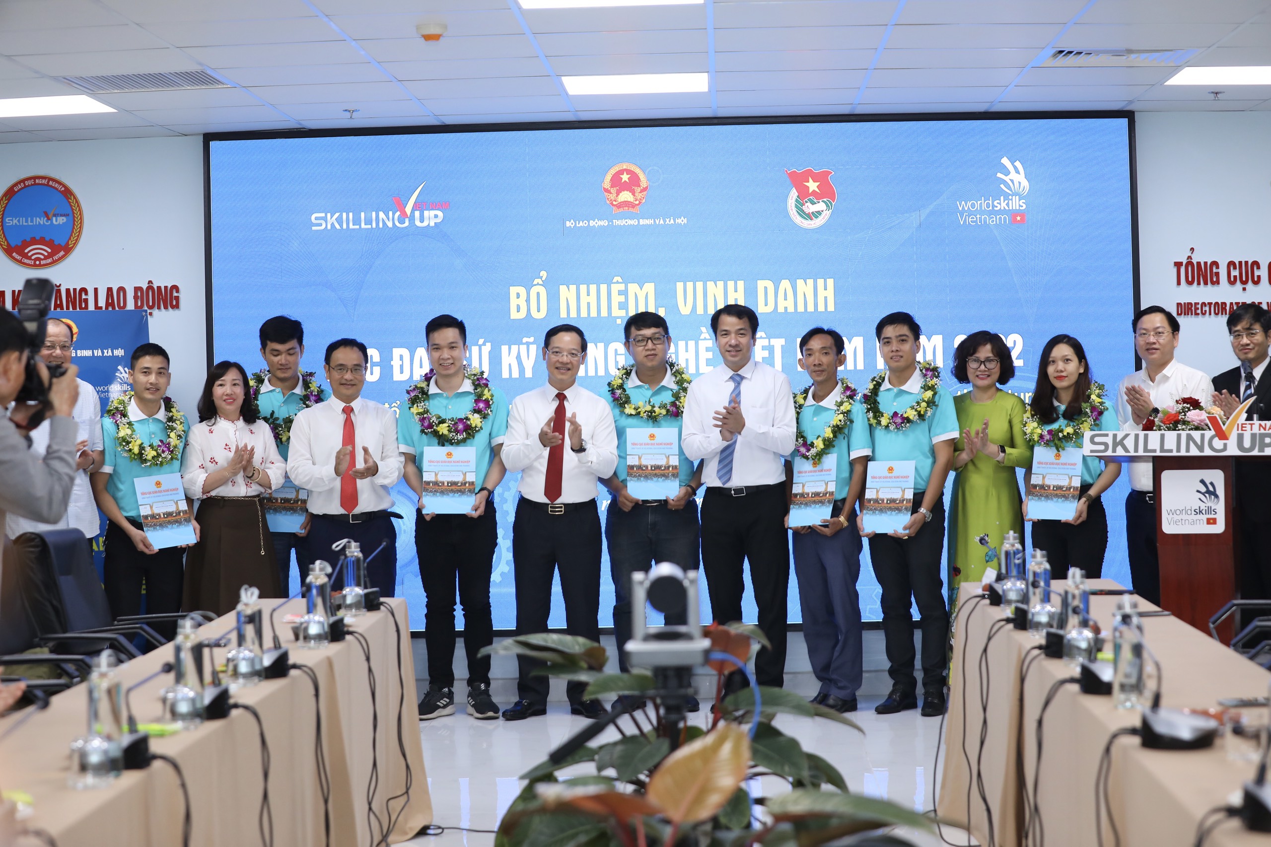 T.Ư Đoàn trao Huy hiệu Tuổi trẻ sáng tạo cho 4 Đại sứ kỹ năng nghề Việt Nam