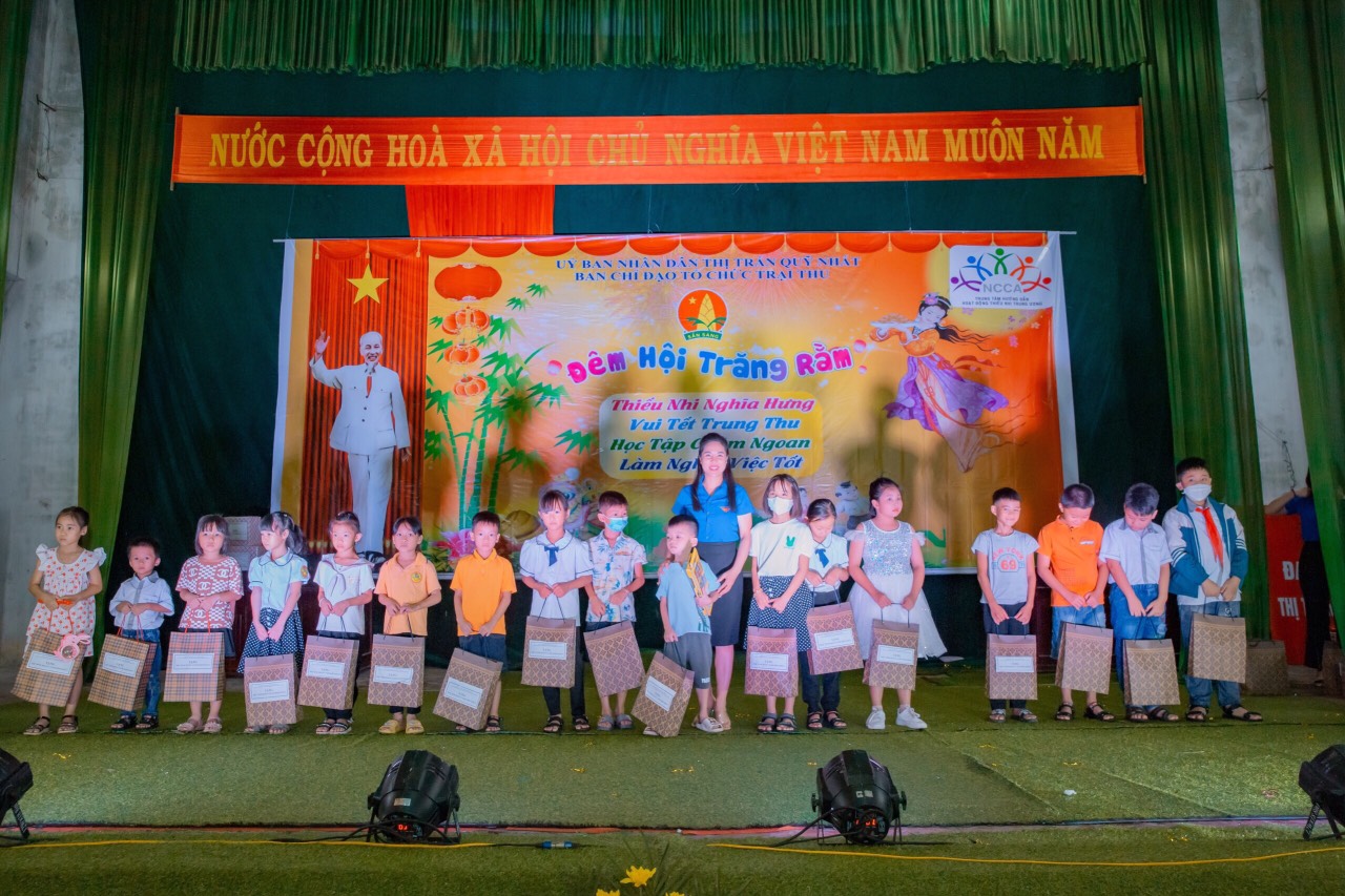 Trung tâm Hướng dẫn hoạt động Thiếu nhi Trung ương: Trao tặng 70 suất quà và 01 tủ sách cho các em học sinh có hoàn cảnh khó khăn tại huyện Nghĩa Hưng, tỉnh Nam Định.