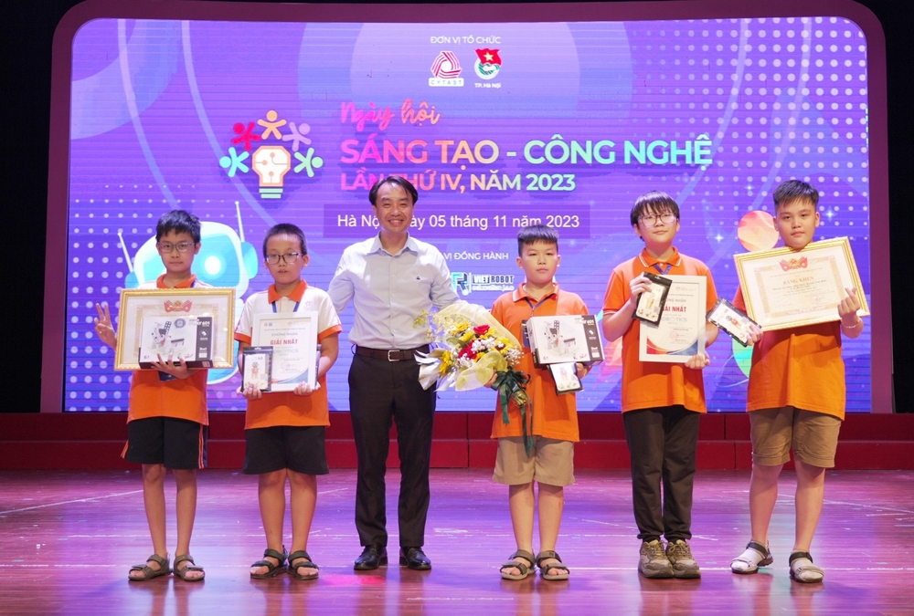 Hai đội thi Hà Nội vô địch Cuộc thi Sáng tạo Robotics năm 2023