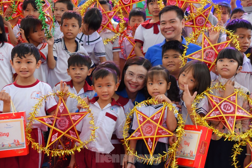 Lồng đèn thắp sáng ước mơ cho thiếu nhi An Giang