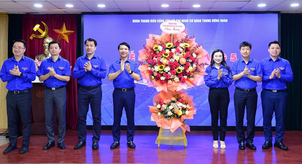 Lễ chào cờ tháng 5: Ôn lại lịch sử của tổ chức Đội TNTP Hồ Chí Minh